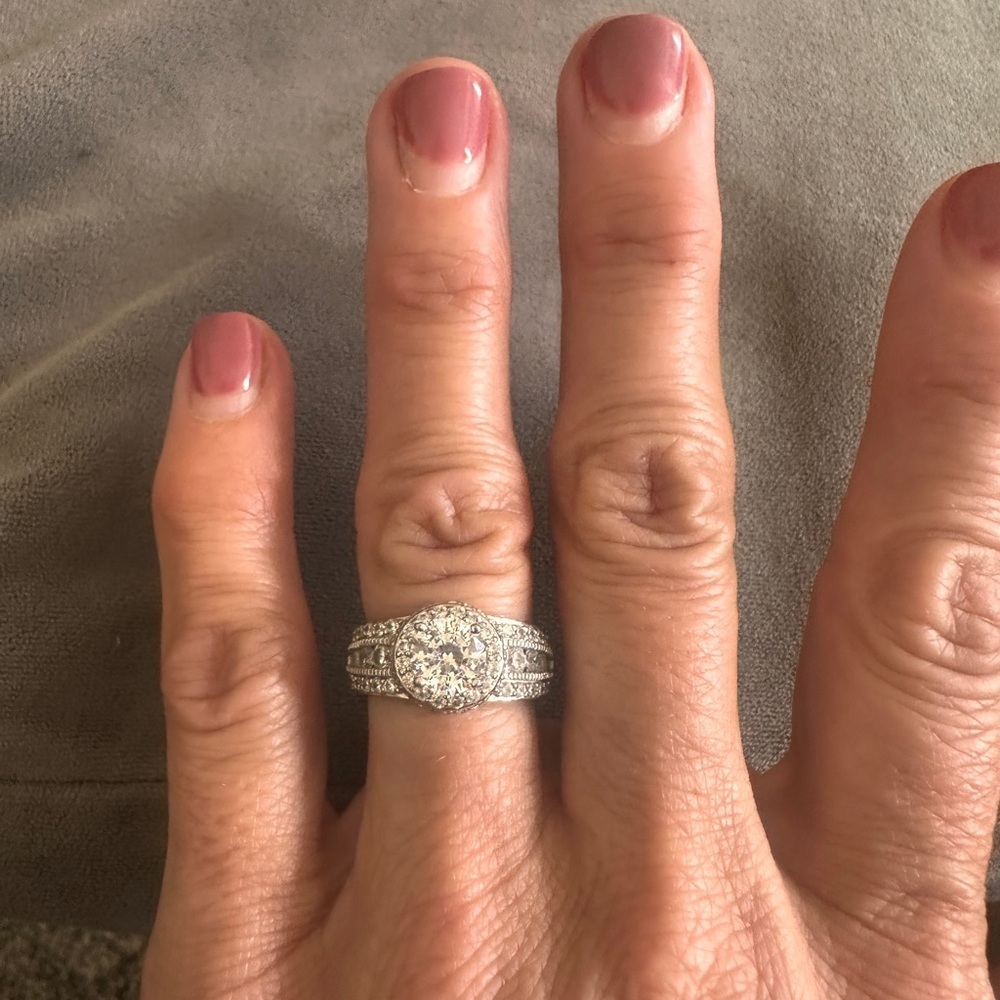 Elegant Silver CZ Woman’s Ring Perfect Travel or Vacation Size 6 Low Setting - Picture 4 of 12